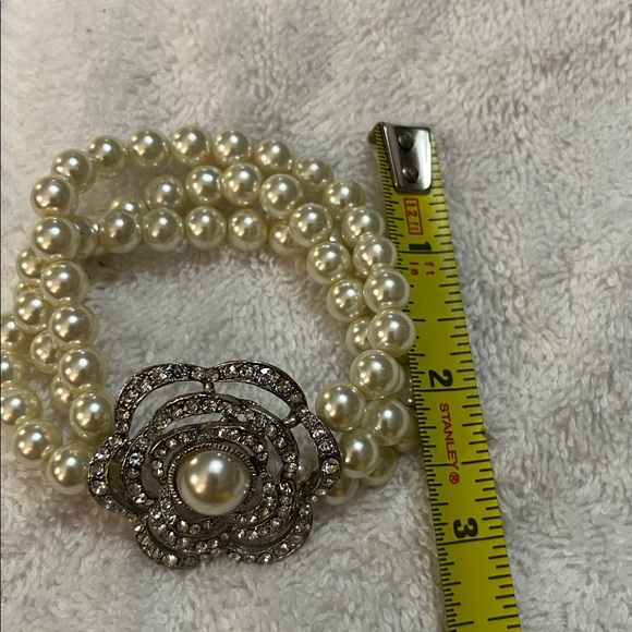 Elegant Pearl and Silver Floral Bracelet - Picture 5 of 5